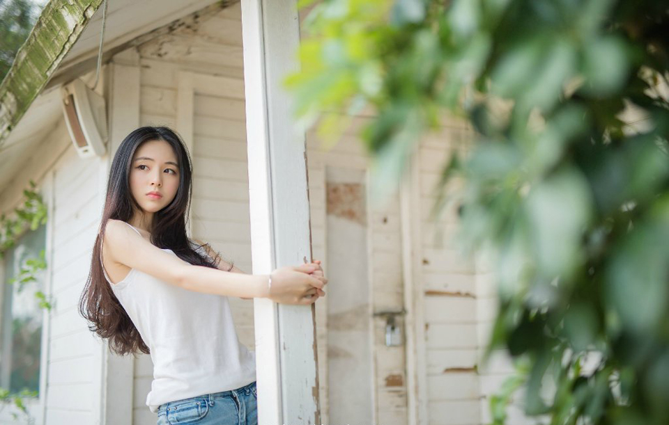 “先生上座。”默契达成，接下来的气氛，自然进入到一种友好的氛围之中。